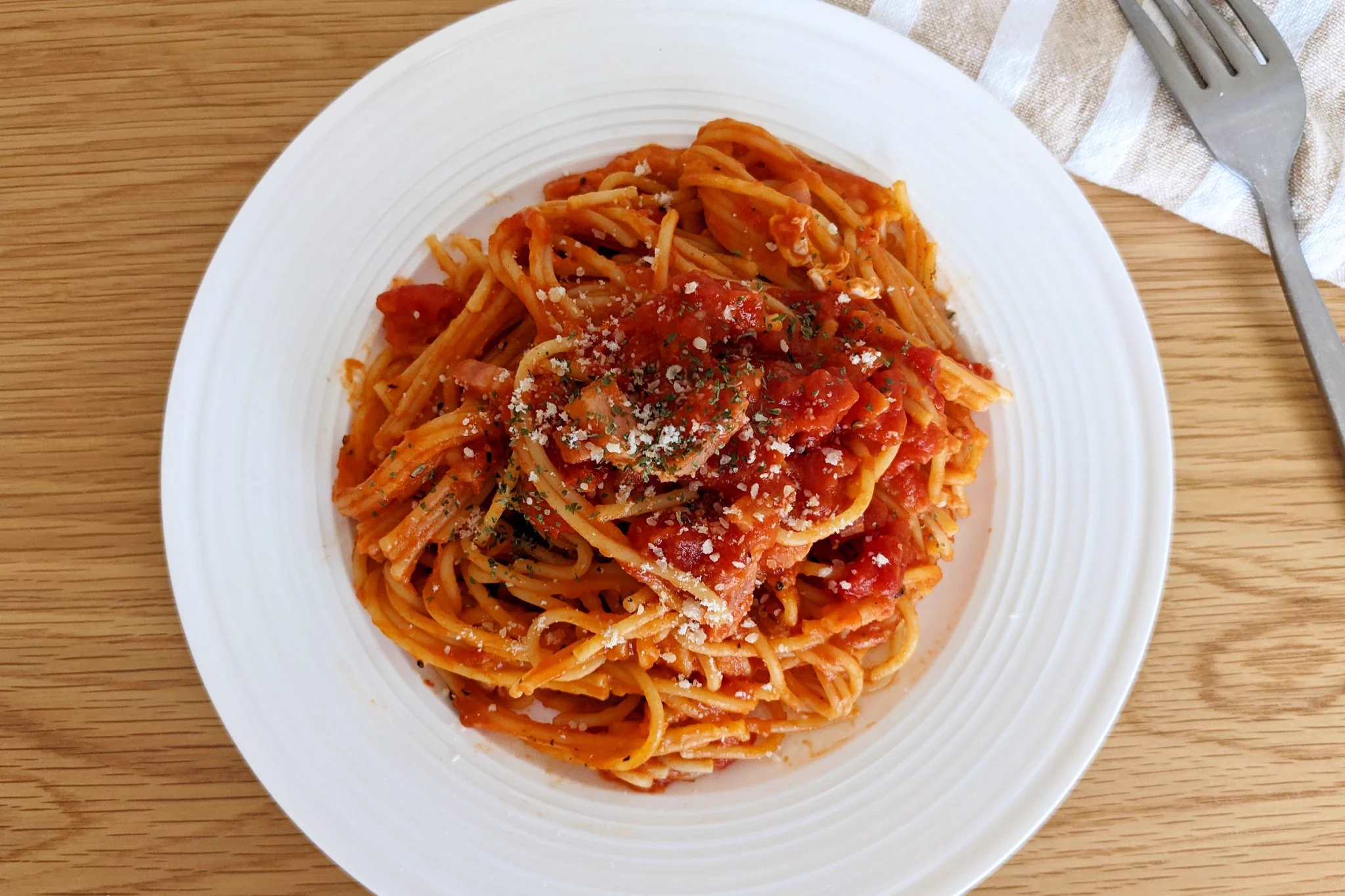 新しい味わい！？レンジで簡単「トマトカルボナーラ」。