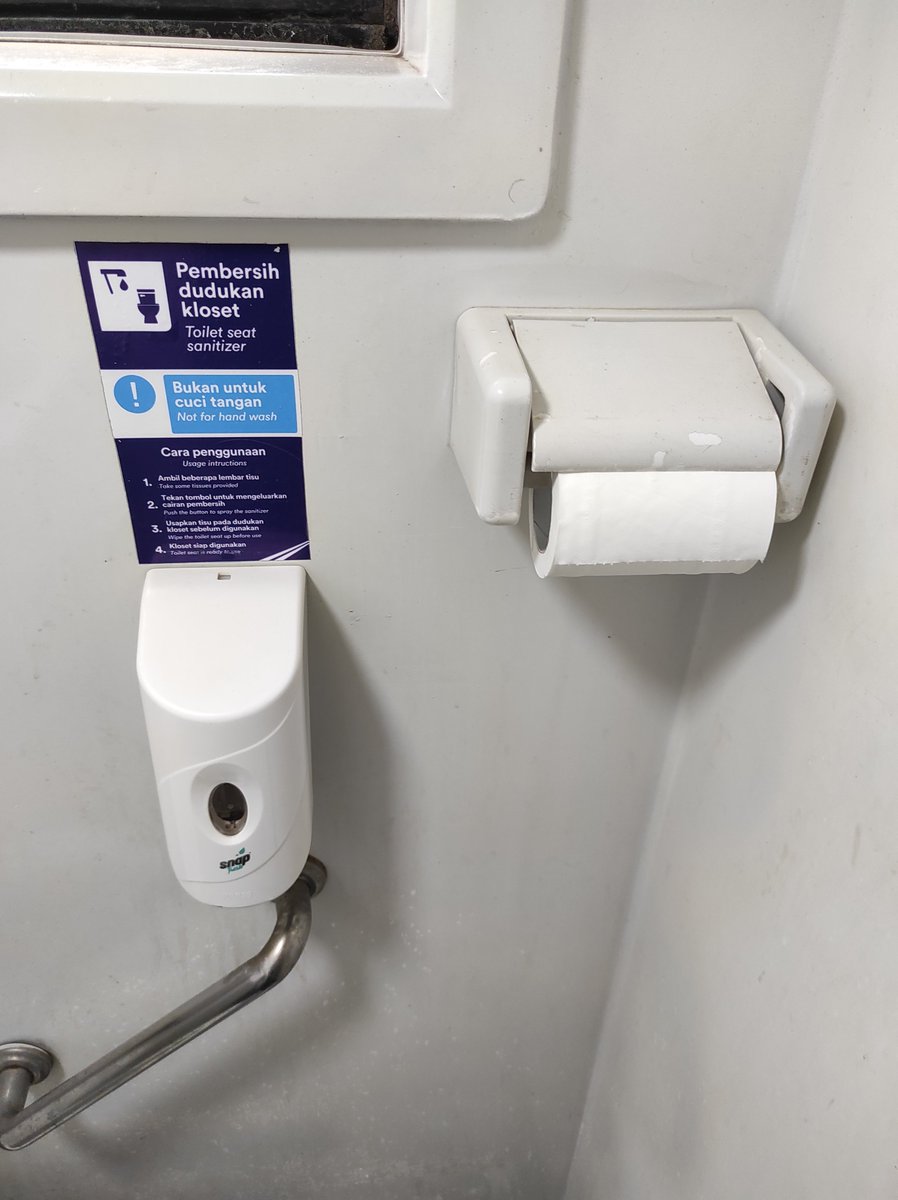 Widino's tweet photo. Salut euy, makin hari makin banyak perbaikan di gerbong @KAI121 

Skrg toiletnya lengkap bgt ada tissue, toilet sanitizer, sabun full, plastik buat pembalut juga ada. Padahal ini di gerbong ekonomi premium. https://t.co/xyTrOUzg0K