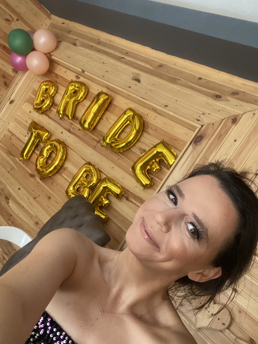 pembeunluova's tweet photo. Saçmalamayın 🤬 ben evlenmiyorum…
Asıl evlenen evde kalır.
Evlenmeyen gezer tozar, 🥳👰🏻♀️🤪 #brideteam #benguoguzwedding #nofilter #yesmakeup @OguzUnluovaa https://t.co/6GOJHlClpG