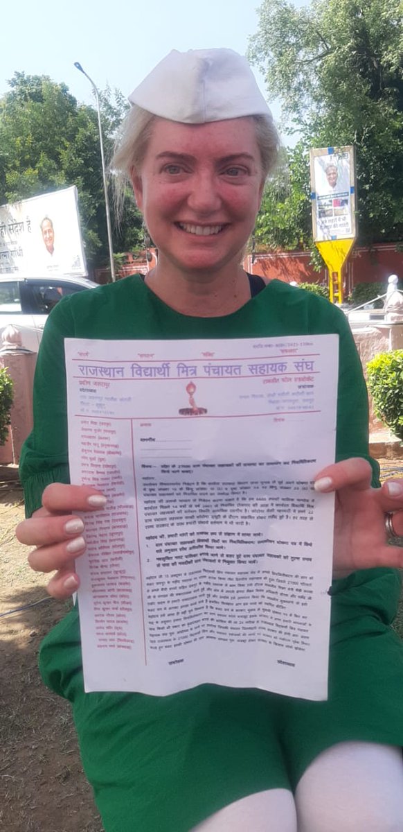 SanvidaRJ's tweet photo. गांधी जयंती के अवसर पर पंचायत सहायक संगठन व विदेशी पर्यटक ने महात्मा गांधी जी को ज्ञापन दिया!!
@SanvidaOfficial https://t.co/g6B2MaTEUV