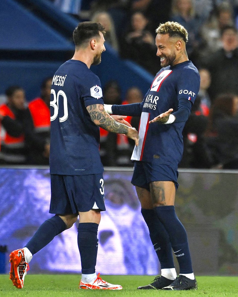 433's tweet image. Get yourself someone that adores you the way @neymarjr adores Leo ✨