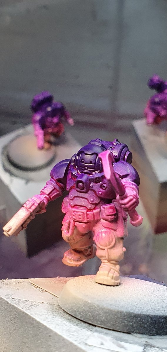 Ich wollte schon immer mal eine #warhammer40k  Armee im Vaporwave Stil machen. Da die neuen League of Votann ja quasi Retro sind, probiere ich es mal aus. Hier die ersten Gehversuche, jetzt müssen nur noch Waffen und Details bemalt werden. Bin ganz zufrieden :)