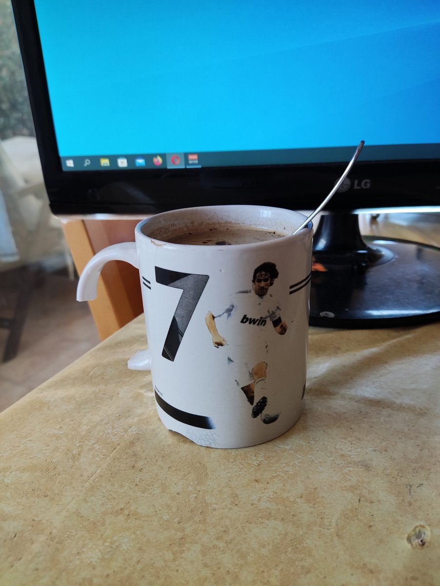 HolaSoySergio__'s tweet photo. Se me rompió mi taza de Raúl creo que es de los peores días de mi vida. https://t.co/OKF6e4Qrbs