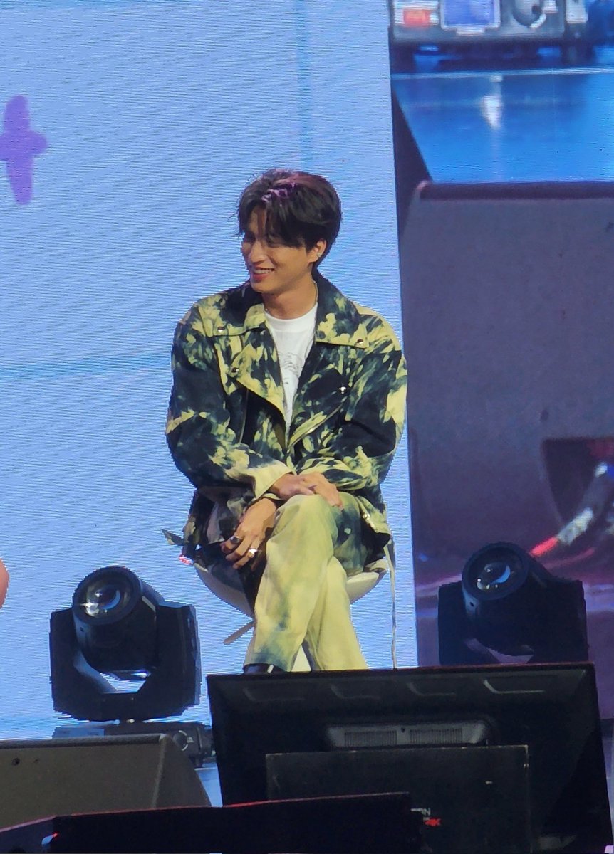 kmusify's tweet photo. 20221002 GULF 1ST FAN MEETING IN MANILA 2022

If Gulf is not an actor, his career may be a sports reporter because he loves to play football. 

#GulfKanawut #GulfinManila2022 https://t.co/HZQuGwXiP9