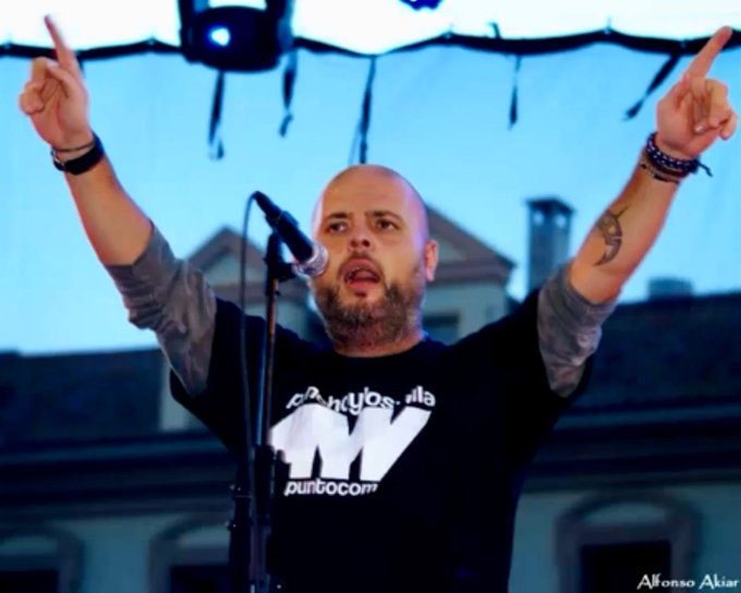 Muere un cantante de rock tras sufrir un infarto en pleno concierto en Sevilla