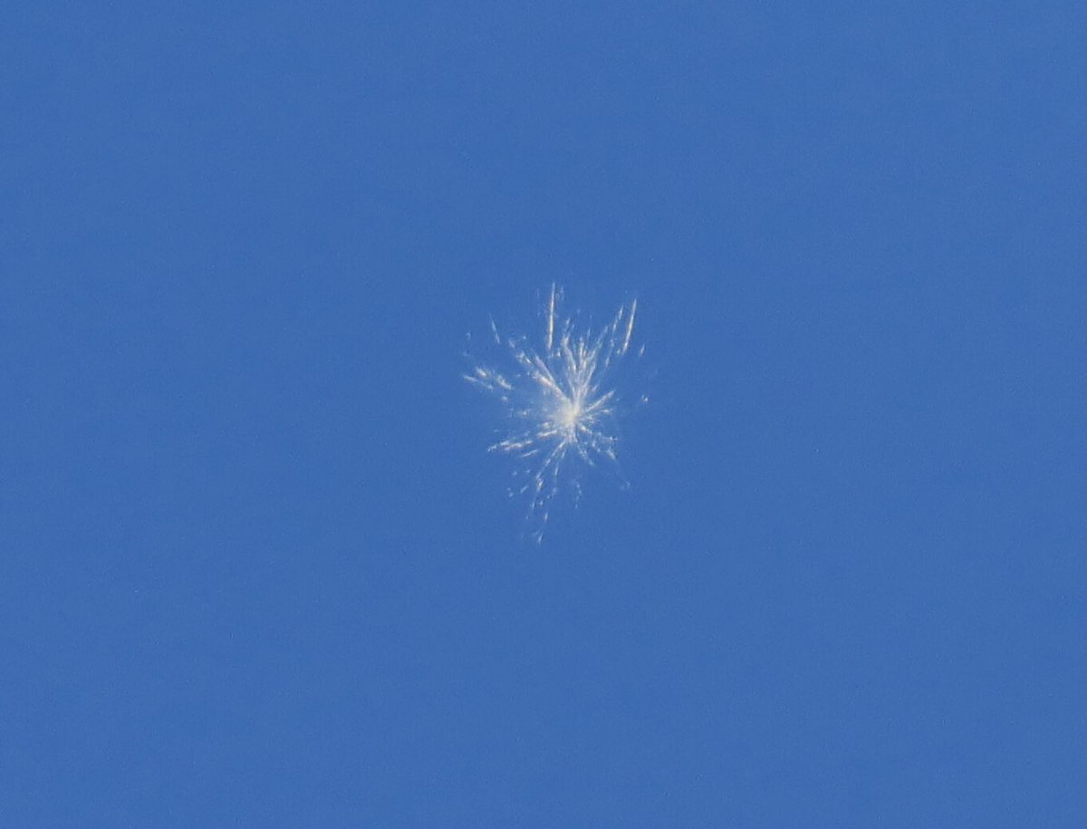 EioRamon's tweet photo. Suposo que és ferralla espacial, avui a les 9:48 Can Dimoni, Sant Boi del Ll. dirrecció nord-sud. #DeltadelLlobregat https://t.co/1ygj6sx2ds