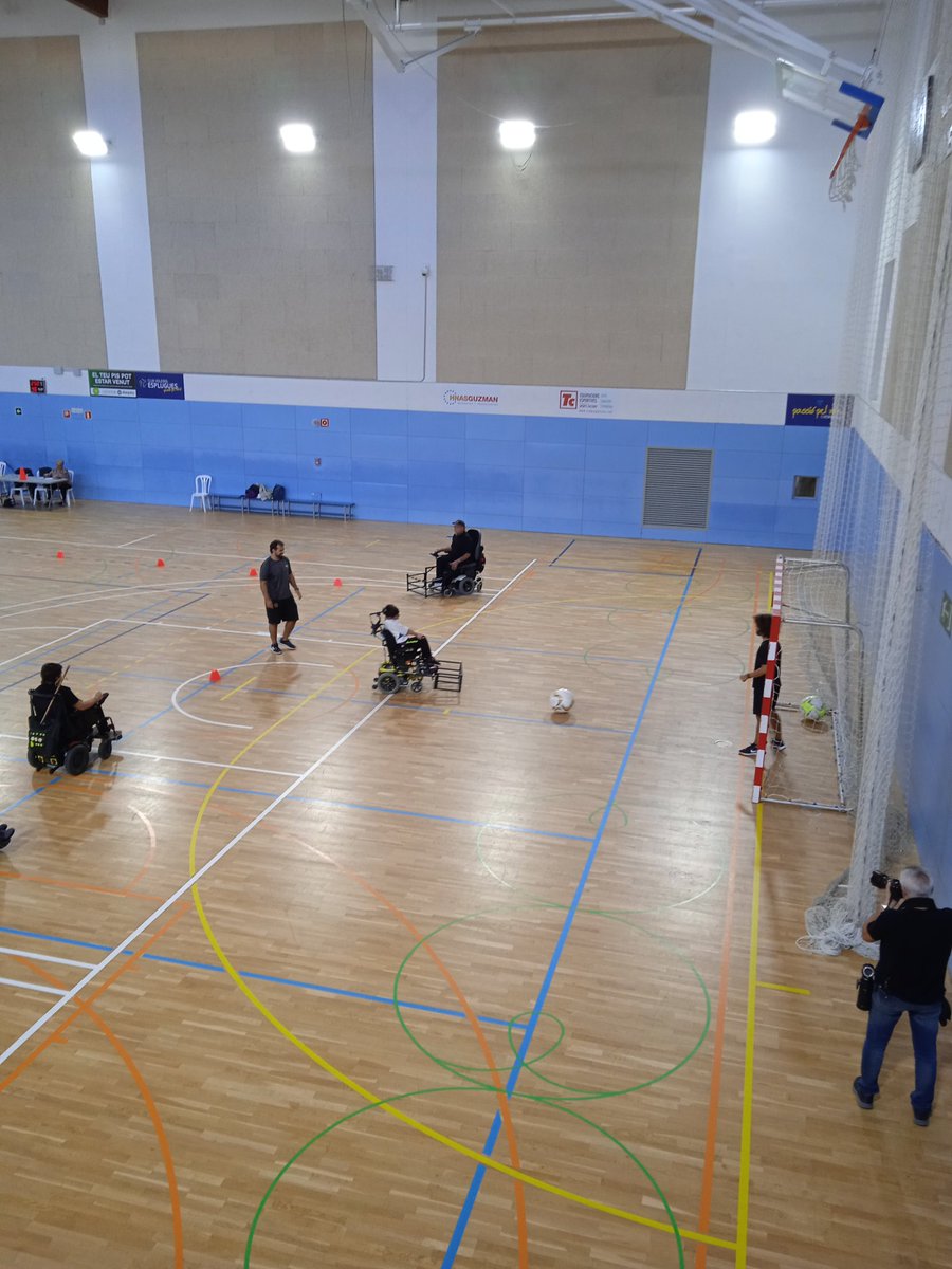 Il·lusió en el primer entrenament de @powerchair @ACPFEOficial
futbol en cadira de rodes elèctrica a càrrec de Barcelonapowerchair i @EBarreres  al #CEMLesMoreres #EspluguesdeLlobregat #esportinclusiu