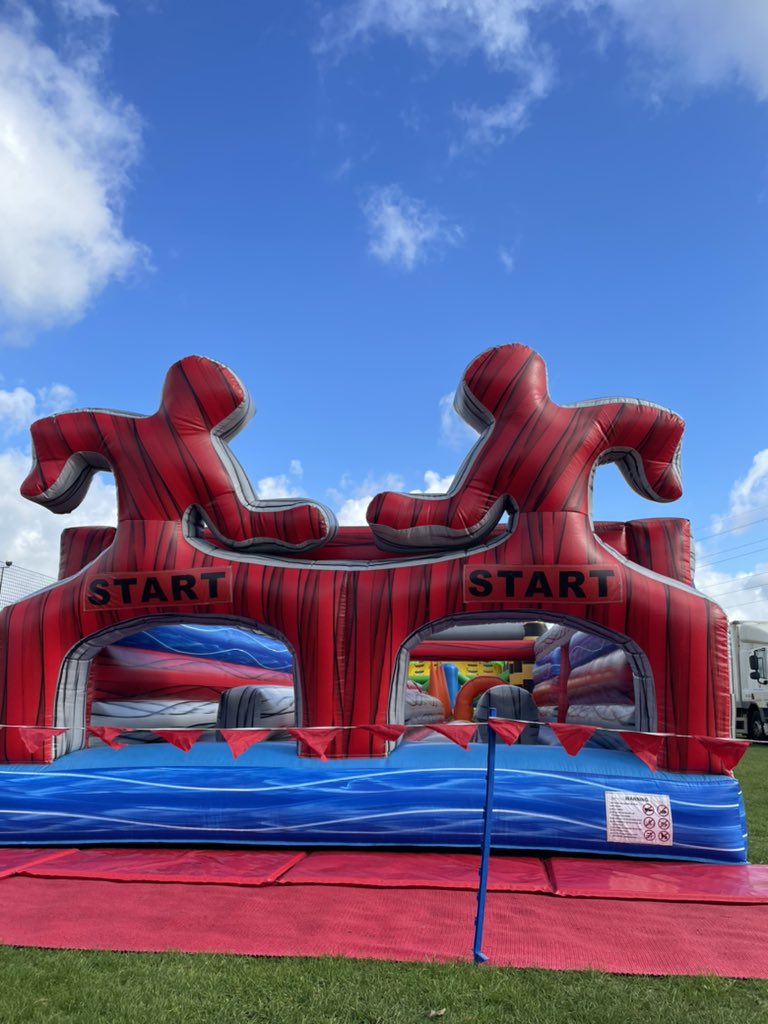 UniofStaffs's tweet photo. 🛝🎈💦 Who’s ready to #GetStoked with @StaffsUnion’s inflatable obstacle?!
Head over to the sports fields next to @staffsssmsc to give it a go 🙌
#StaffsWelcome https://t.co/UrMiDssZ6I