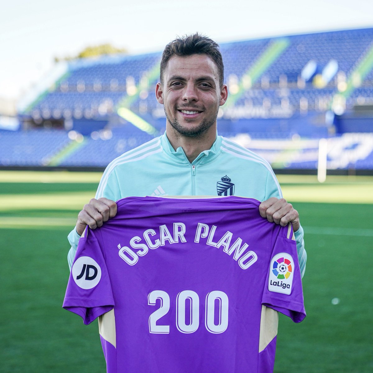realvalladolid's tweet photo. Óscar Plano cumplió ayer 200 partidos oficiales con la blanquivioleta 💜
Golazo y victoria para celebrarlo 😁
¡Enhorabuena! 👏
https://t.co/MuNS0LzM0I https://t.co/j9mCq5aLwo