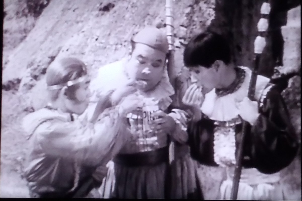 looney1940's tweet image. #まだ観てない人が観たくなる画像を貼る
孫悟空が戦闘機に乗って
空を飛んだり、機関銃で
敵の妖怪を退治したり
ほうれん草を食べてポパイ
みたいに強くなる
「エノケンの孫悟空」
#榎本健一