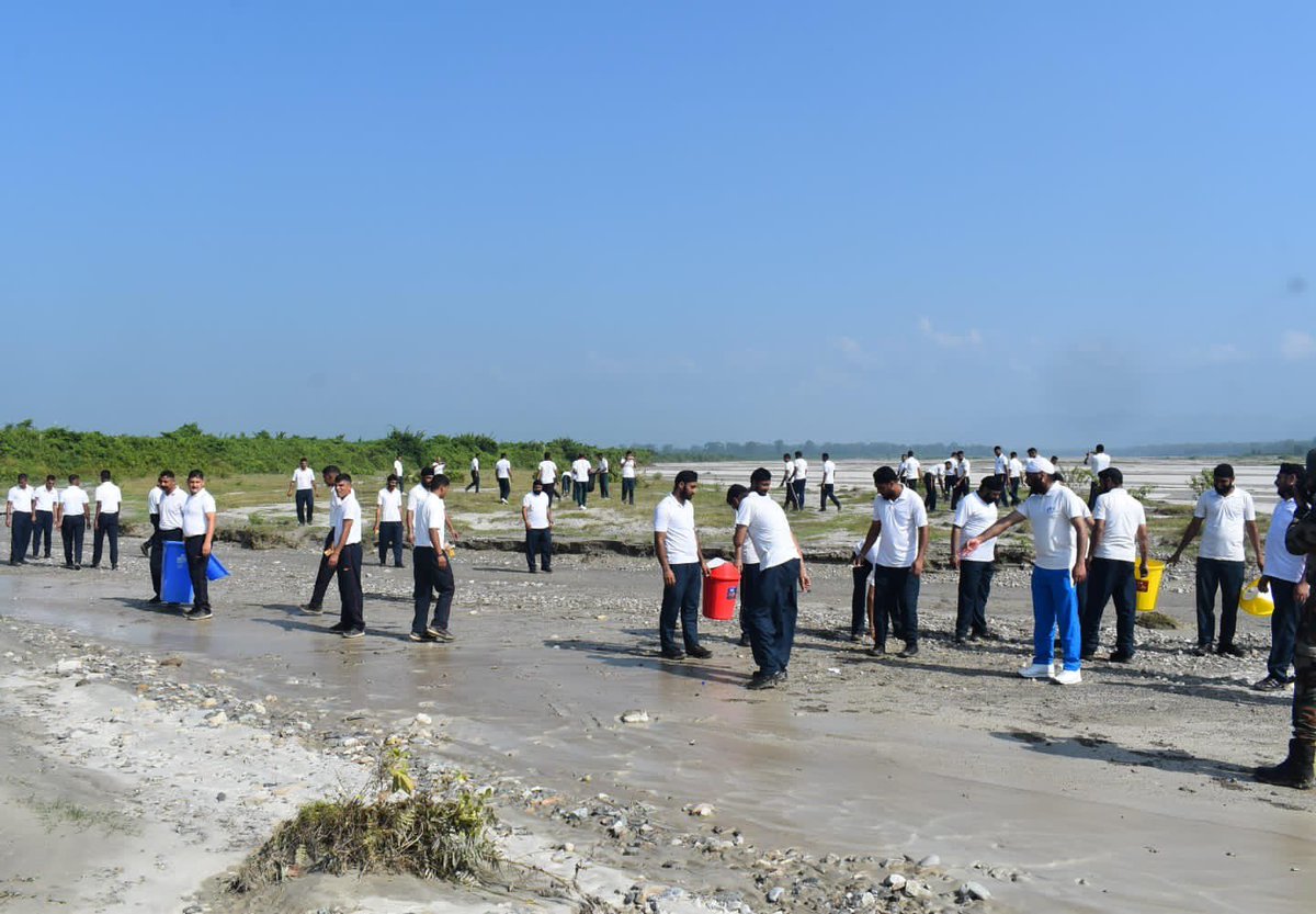 trishakticorps's tweet photo. Aligning itself with noble inititative of #SwachBharat 
#KripanDiv #TrishaktiCorps on occassion of #GandhiJayanti undertook cleanliness drive in Retikhola River as part of Eastern Command initiative to clean local water bodies with support of local populace.
@adgpi 
@easterncomd https://t.co/JMICc1G2zi