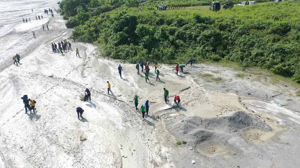 trishakticorps's tweet photo. Aligning itself with noble inititative of #SwachBharat 
#KripanDiv #TrishaktiCorps on occassion of #GandhiJayanti undertook cleanliness drive in Retikhola River as part of Eastern Command initiative to clean local water bodies with support of local populace.
@adgpi 
@easterncomd https://t.co/JMICc1G2zi