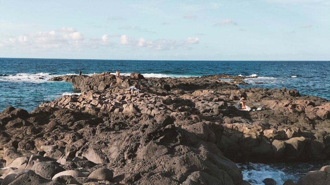 #Jover es pasear por el muelle recibiendo la brisa del mar e ir descubriendo las zonas rocosas, calas de callaos, pequeños charcos y la joya de la corona, el motivo por el es un destino playero muy apreciado: la #piscinanatural 

ℹ️ planetatenerife.com/jover-piscina-…