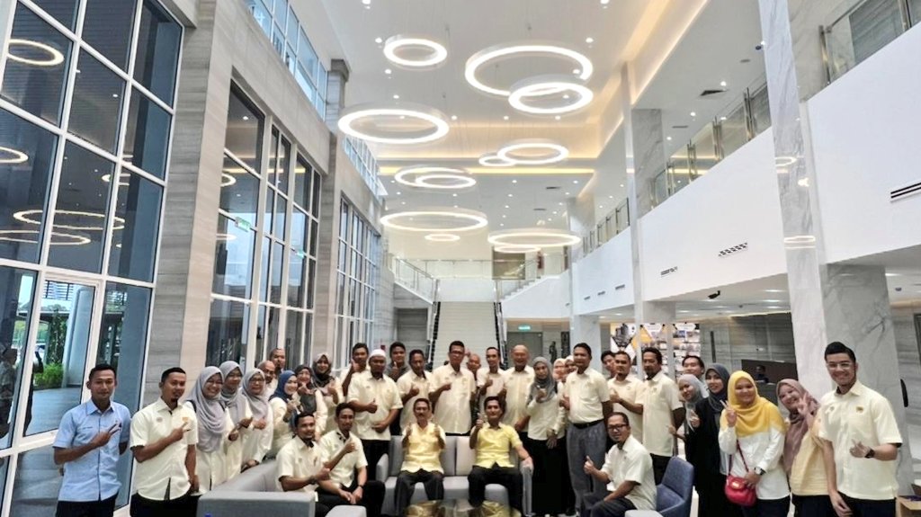 Majlis Penyerahan Projek Pembinaan Asrama Sukan Negeri Terengganu,dimana projek ini dapat diserahkan 3 in 1 yg disempurnakan oleh Pengarah JKR Trg YBrs.
<a href="/IrHjMdridzwan/">IrHjMdridzwan</a> dan Tim.Pengarah (Sektoral) UPEN,dan wakil² JKR Negeri dan MSNT.
<a href="/baharuddinali4/">Baharuddin Ali</a> <a href="/JKRTerengganu/">JKR Terengganu</a> <a href="/TeamProjekTrg/">PasukanProjekTrg</a>