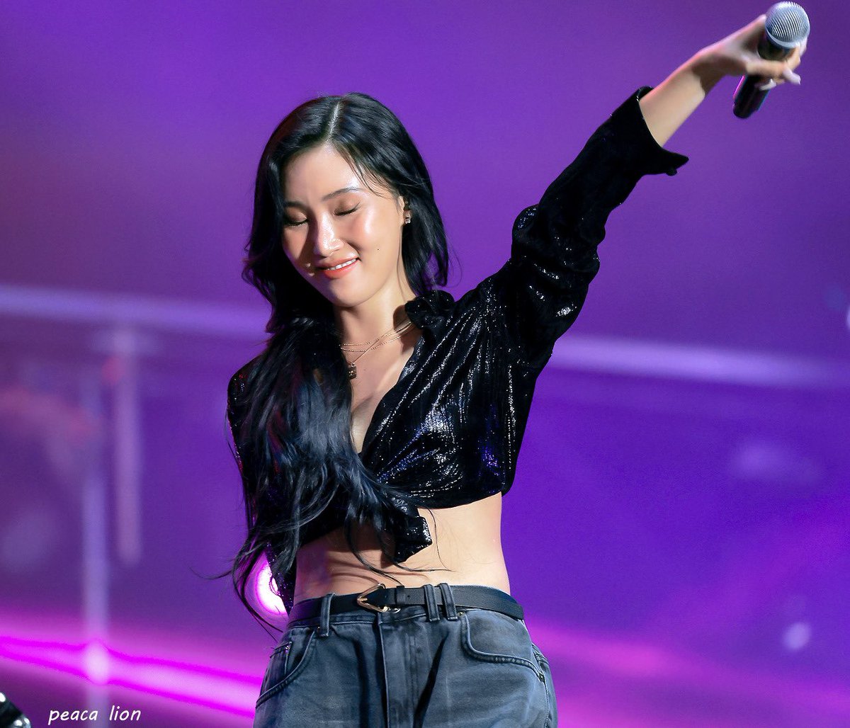 221001 INK 콘서트
#마마무 #화사 #Hwasa

무대를 장악하시는 퀸 화사💖🖤