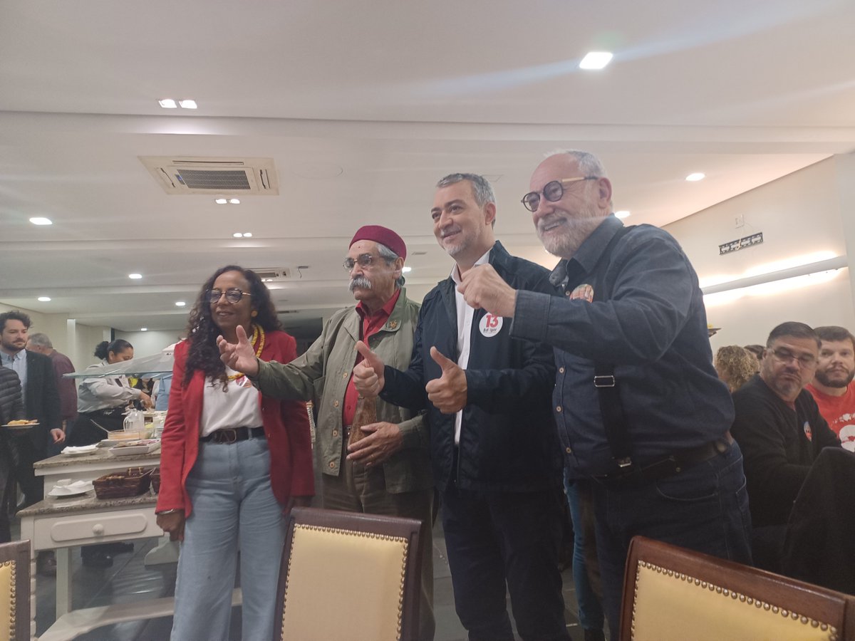 Candidato Edegar Pretto, do PT, chega ao Hotel Plaza, no Centro de Porto Alegre, para tomar café da manhã com líderes e candidatos da sua coligação #EleiçõesNaGaúcha