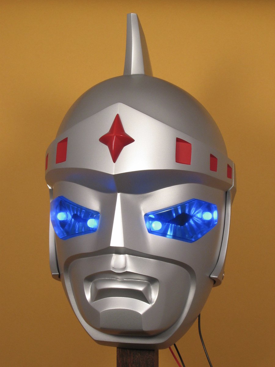 1979Saramander's tweet photo. アイアンキング 放送50周年おめでとうございます!　　以前製作した1/2サイズのマスク。　眼はダイソーで購入したクリアファイル を熱加工後､高輝度LEDを仕組んで発光させました。　#アイアンキング #ウルトラマン #ウルトラセブン #宣弘社 #怪獣 #特撮  #コスプレ https://t.co/9dqxCkxH4l