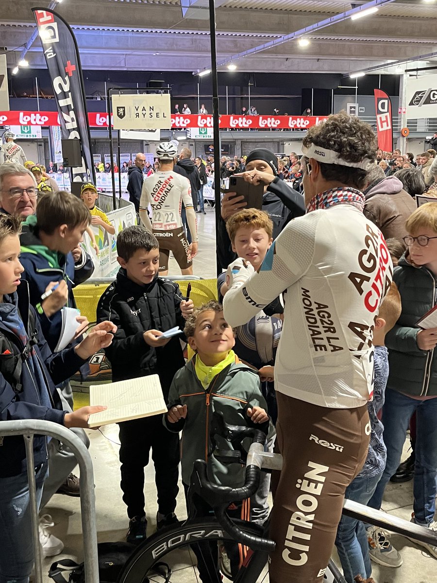 denbokkerijder's tweet photo. Coureurs zijn heerlijk bereikbaar voor de jonge fans 👌🏻😍 ⁦@GregVanAvermaet⁩ #FamenneArdenneClassic https://t.co/GBi8xBH3kx