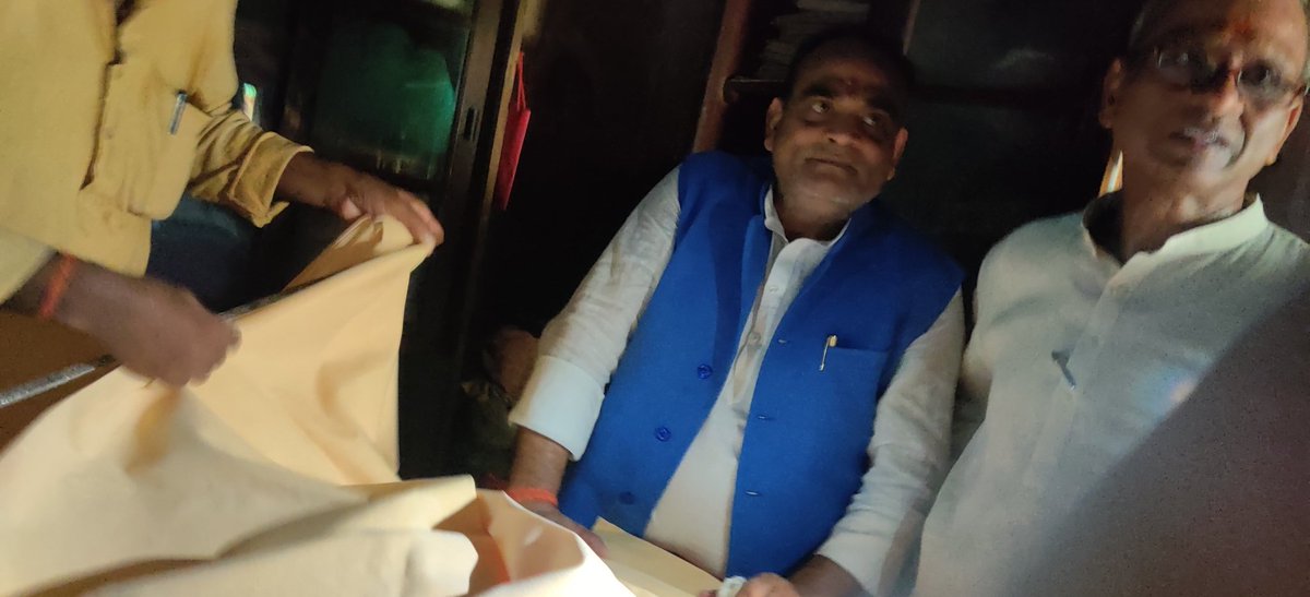 singhbikashbjp's tweet photo. विश्व के सबसे लोकप्रिय हमारे यशस्वी प्रधानमंत्री श्री नरेन्द्र मोदी जी जन्मदिन सेवा पखवारा के अंतिम दिन खादी भंडार में प्रदेश उपाध्यक्ष श्री शिव नारायण कुशवाहा सहित अन्य कार्यकर्ताओ के साथ खादी कपड़े की खरीद करते
#BJP4Jamui #ModiSarkar #BJP4Bihar #HappyBirthdayModij
@PMOIndia https://t.co/xvagK4nHb8