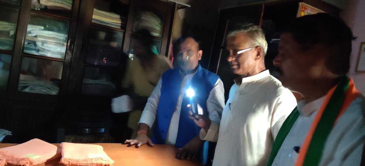 singhbikashbjp's tweet photo. विश्व के सबसे लोकप्रिय हमारे यशस्वी प्रधानमंत्री श्री नरेन्द्र मोदी जी जन्मदिन सेवा पखवारा के अंतिम दिन खादी भंडार में प्रदेश उपाध्यक्ष श्री शिव नारायण कुशवाहा सहित अन्य कार्यकर्ताओ के साथ खादी कपड़े की खरीद करते
#BJP4Jamui #ModiSarkar #BJP4Bihar #HappyBirthdayModij
@PMOIndia https://t.co/xvagK4nHb8