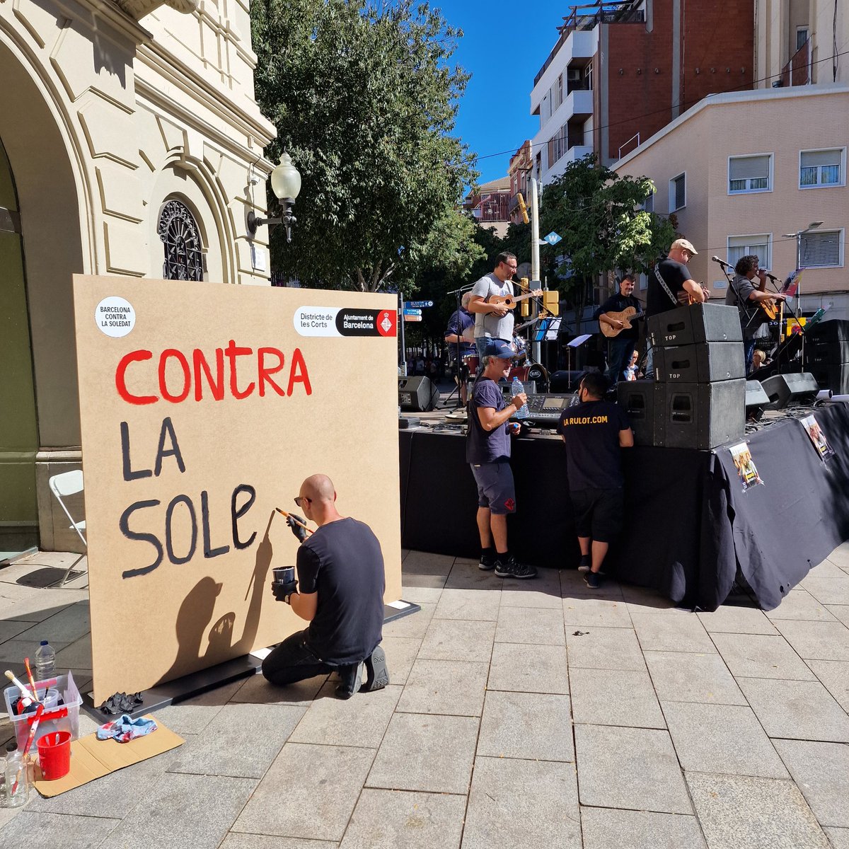 joan_r_riera's tweet photo. El Concert contra la Soledat ple de gom a gom amb Quinta Cuerda i ÒscarLeon. @BCN_LesCorts respon contra la soledat #noestassol #noestassola #reconnectem https://t.co/ydjmIEr85N