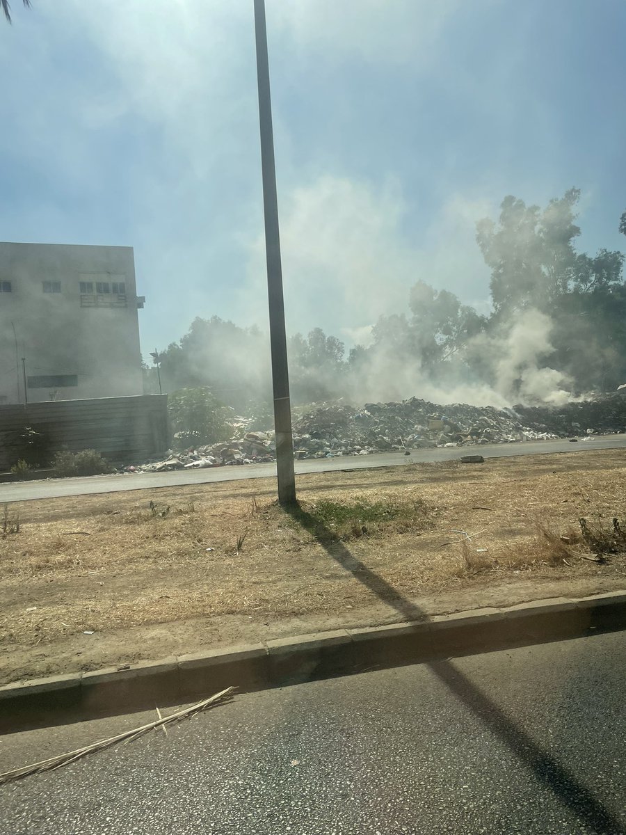 كل عمرها #برج_حمود بتفوح ريحة المشاوي منها.وهلق مع هالمافيا بين البلدية والنواب ريحة الزبالة بكل المنطقة!
أمراض،ربو،سرطان،حساسية،ضيق تنفس.
شو همن؟هني ببيوتن بالرابية او بصاليم او مسافرين عشي بلد والشعب اللي انتخبن عمرن مايرجعو.الحق عالشعب اللي ساكت كرمال الطايفة والحزب والدين!