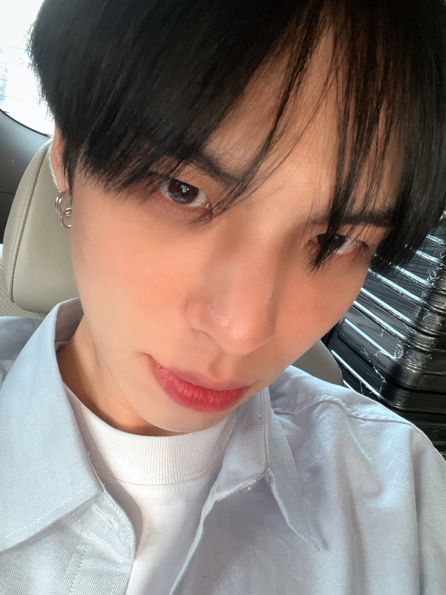 BYOUNGGONl's tweet photo. Welcome, October! 🍂

P.s: Please pretend that I'm posting this on time. https://t.co/aQnVhWqZ1q