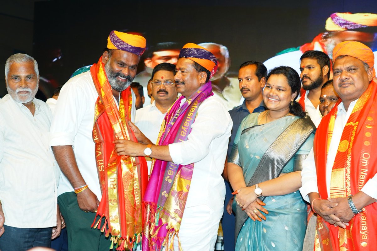 SiriSingireddy's tweet photo. దేవి శరన్నవరాత్రుల్లో భాగంగా నిన్న శ్రీనివాస్ నగర్ కాలనీలో మేము ఏర్పాటు చేసిన “మెగా దాండియా నైట్” కార్యక్రమానికి హాజరై విజయవంతం చేసిన ముఖ్య అతిథులకు, ప్రజలకు హృదయపూర్వక ధన్యవాదాలు.

#megadandiyanight #devinavratri #srinivasnagarcolony #singireddysirisha #corporator #inctelangana https://t.co/jR5OxWF2ZH