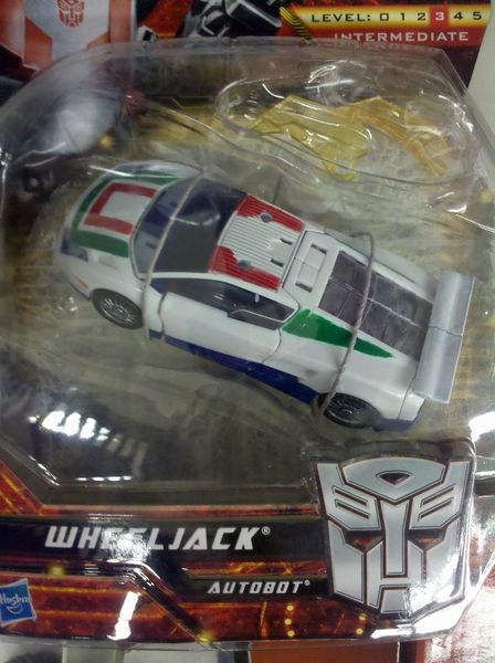 TF_Moments's tweet photo. someone on 4chan posted about a Generations Deluxe Wheeljack they found, that was actually a Red Alert that someone had painted like Wheeljack and returned in Wheeljack's packaging. (2011?) https://t.co/GyAd2PYgp1