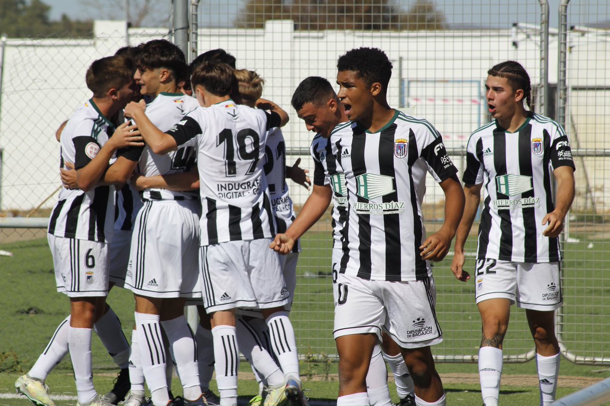 41’⏱| Goooooooooolll de Tamudo. Se adelanta el CD Badajoz en segunda jugada tras una falta.

1️⃣-0️⃣

#BadajozValladolid #JuvenilDH #Dh5