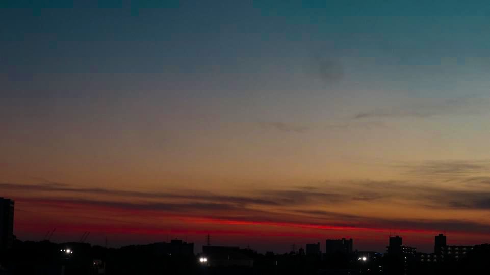 kasokukitearoom's tweet photo. .
　　
　　シックな色の夕暮れ

       きょうは夕空の月も

.

    日没 2022年10月02日 17:23
.

#10月 #秋 #月 #秋の空 #夕焼け #夕空 #雲 #天気の図鑑 #雲の教室 #雲を愛する技術 #イマソラ #空 #a2022 #a202210
#a1002 #a20221002 https://t.co/wYtfQ9dKZq