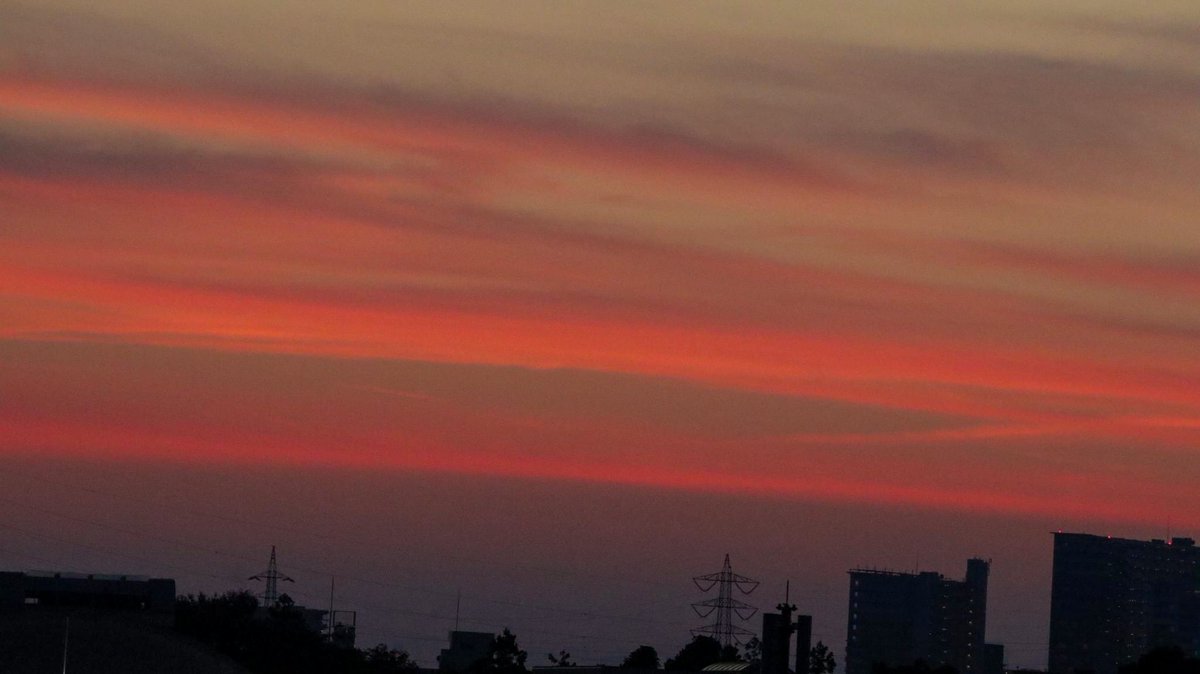 kasokukitearoom's tweet photo. .
　　
　　シックな色の夕暮れ

       きょうは夕空の月も

.

    日没 2022年10月02日 17:23
.

#10月 #秋 #月 #秋の空 #夕焼け #夕空 #雲 #天気の図鑑 #雲の教室 #雲を愛する技術 #イマソラ #空 #a2022 #a202210
#a1002 #a20221002 https://t.co/wYtfQ9dKZq