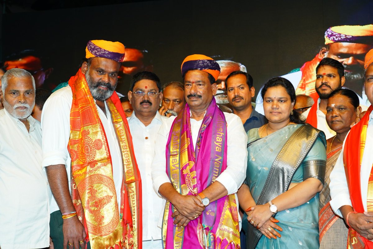 SiriSingireddy's tweet photo. దేవి శరన్నవరాత్రుల్లో భాగంగా నిన్న శ్రీనివాస్ నగర్ కాలనీలో మేము ఏర్పాటు చేసిన “మెగా దాండియా నైట్” కార్యక్రమానికి హాజరై విజయవంతం చేసిన ముఖ్య అతిథులకు, ప్రజలకు హృదయపూర్వక ధన్యవాదాలు.

#megadandiyanight #devinavratri #srinivasnagarcolony #singireddysirisha #corporator #inctelangana https://t.co/jR5OxWF2ZH