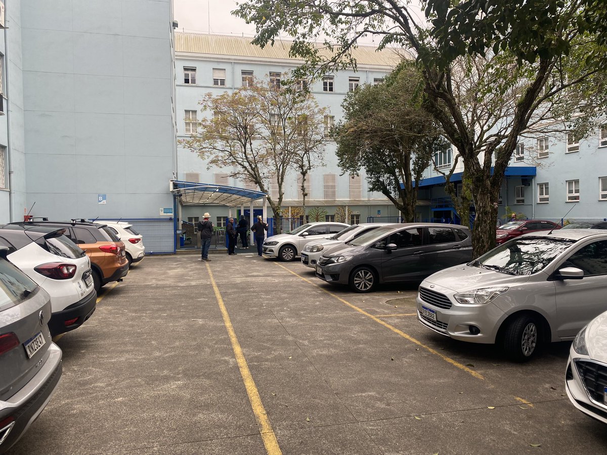 No colégio Bom Conselho, segundo maior local de votação em Porto Alegre, mesários chegando para trabalhar e quatro pessoas já aguardando na fila pra votar. Inicia 8hrs. #EleiçõesnaGaúcha #EleiçõesnaRBS2022