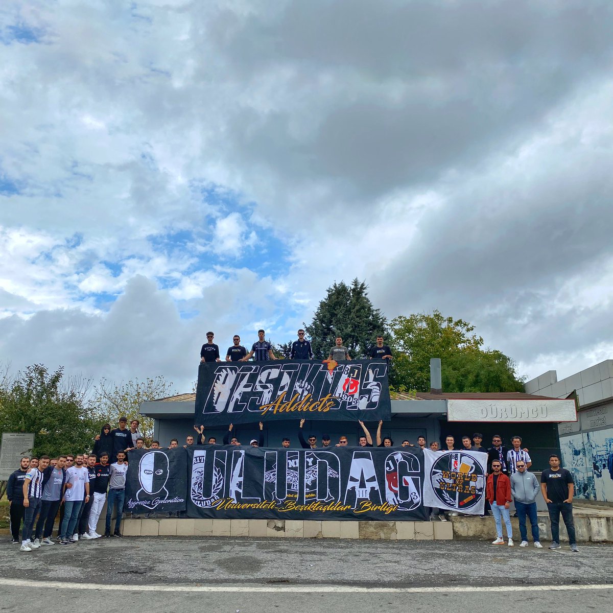 BesiktasAddicts's tweet photo. Yanımızda dostlar karşımızda dağlar, yıkılır mı sandınız BEŞİKTAŞLILAR.
@UnityUludag 
#BESIKTASADDICTS
#ULUDAGUNITY https://t.co/ZOUIgST8mP