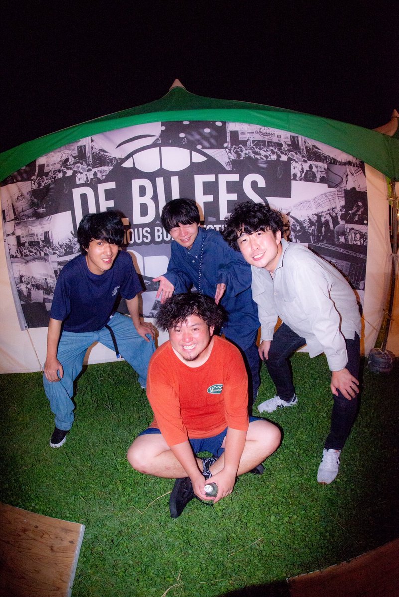 debufes's tweet photo. 【デブフェス速報レポート】長崎慎が始めたBUNS RECORDS。そのレーベルロゴがハンバーガーだったこと、そこからDElicious BUns FESTIVALに繋がって、略するとデブフェスになること、長崎慎がふくよかに育ったこと。全部繋がってる。全部肯定出来る。全部意味がある。お帰り、デブフェス。#デブフェス https://t.co/iKAM9Cy2lA