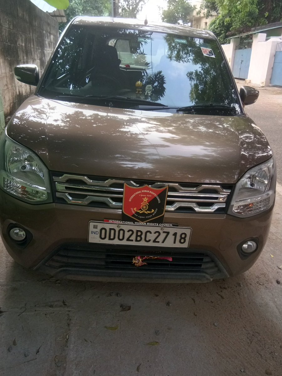Pradipt77421396's tweet photo. Can any private organization or person use this police emblem ? If not , why action will not be taken against these vehicle owner ?? https://t.co/8yKzlaC71B