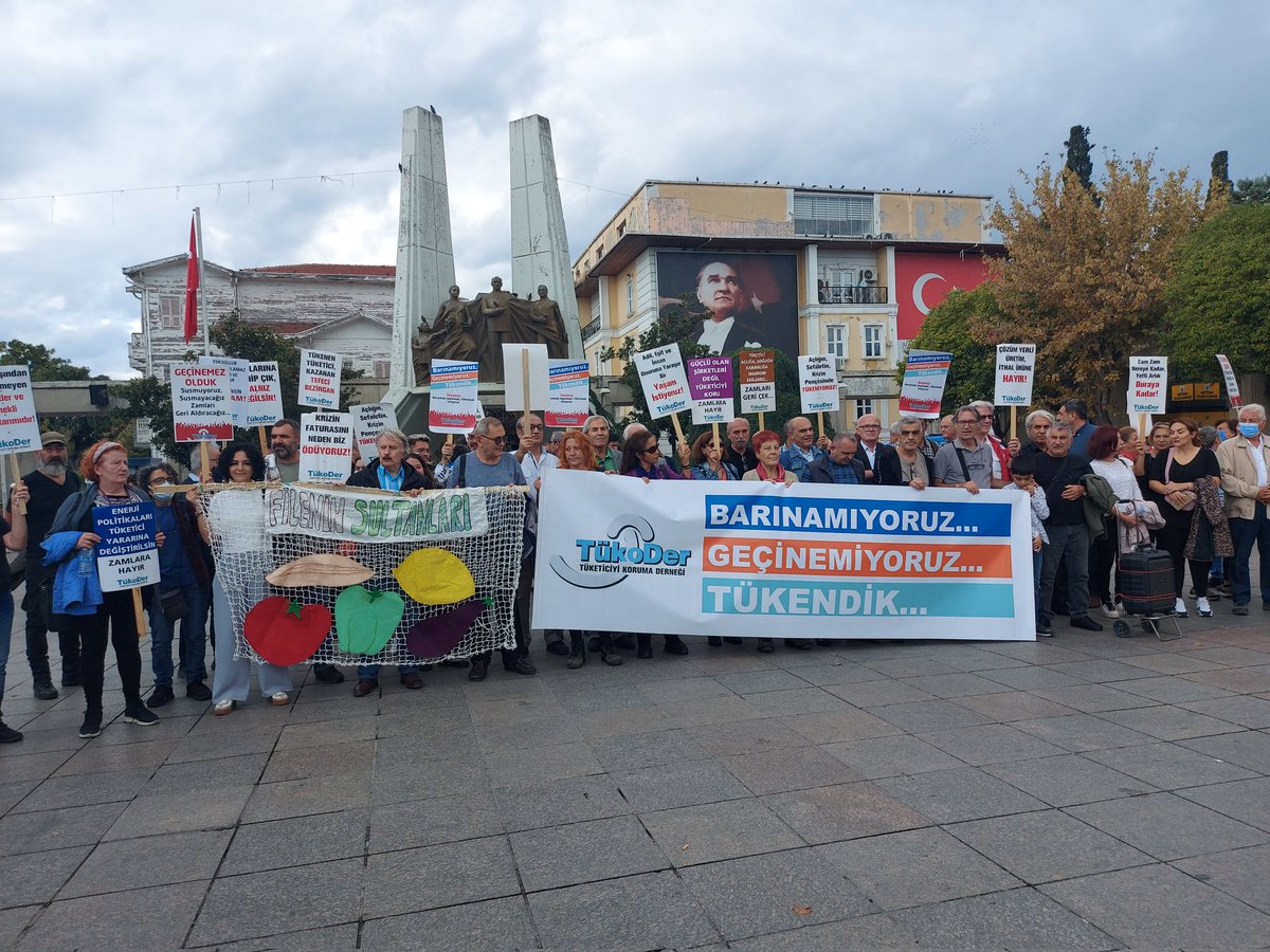 SevgiSahin85's tweet image. Yeter artık usandık, zamlardan bunaldık, geçinemiyoruz, barınamıyoruz diyenler 
Bakırköy Özgürlük Meydanında...
#tükoder
#barınamiyoruz 
#geçinemiyoruz