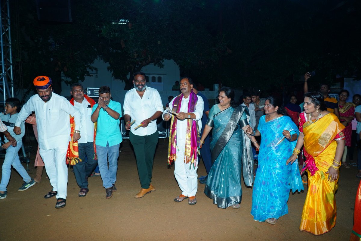 SomaSingireddy's tweet photo. దేవి శరన్నవరాత్రుల్లో భాగంగా నిన్న శ్రీనివాస్ నగర్ కాలనీలో మేము ఏర్పాటు చేసిన “మెగా దాండియా నైట్” కార్యక్రమానికి హాజరై విజయవంతం చేసిన ముఖ్య అతిథులకు, ప్రజలకు హృదయపూర్వక ధన్యవాదాలు.

#megadandiyanight #devinavratri #srinivasnagarcolony #somasingireddy #uppalconstituency #inc https://t.co/DBFMKEY8HI