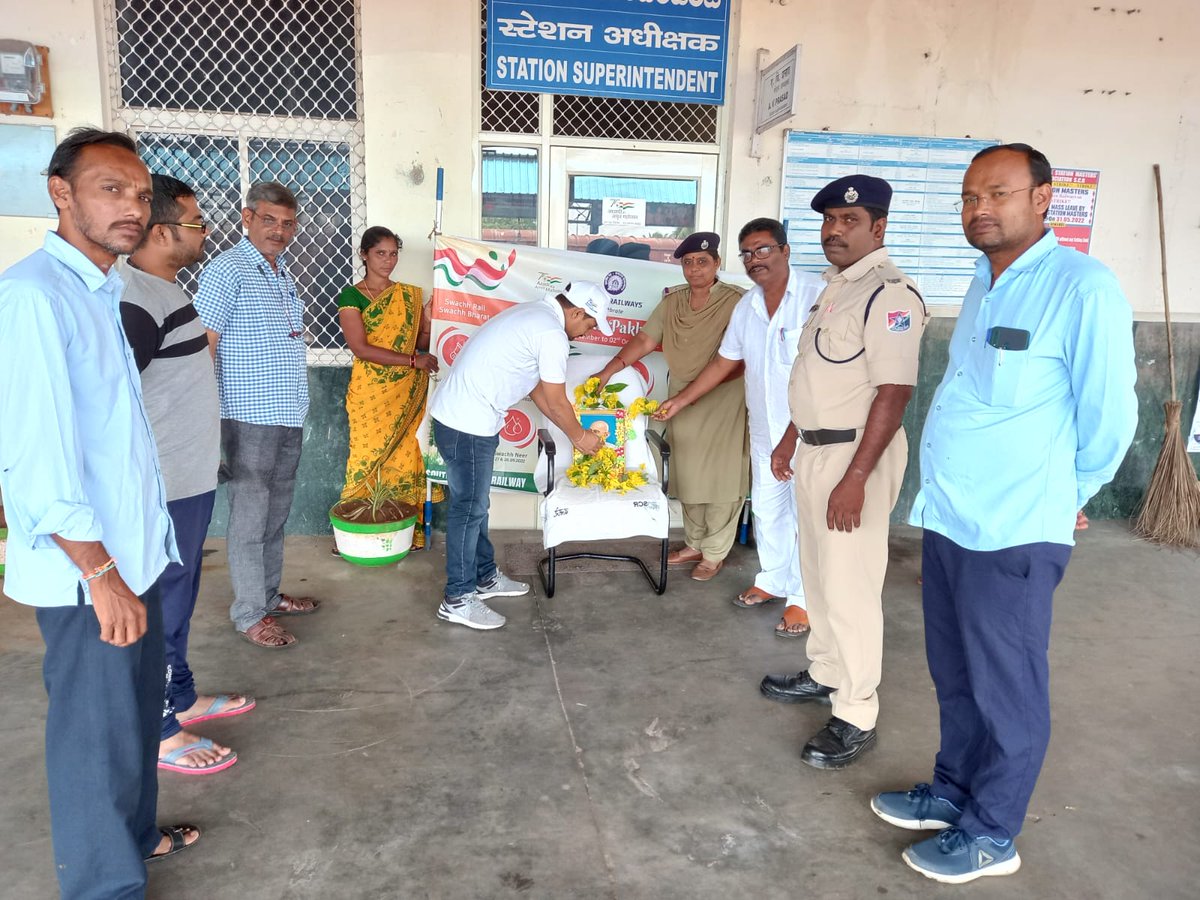 drmvijayawada's tweet photo. Sewa Diwas programme conducted at #Chirala Railway Station
@SCRailwayIndia
@PMOIndia
@swachhbharat
@RailMinIndia
@DARPG_GoI
@DrJitendraSingh
#SpecialCampaign2.0
#SpecialCampaign2.0
#SwachhPakhwara2022
#SRSB
#SwachhataHiSeva #SwachhRail #SwachhBharatMission https://t.co/hAFbSm3Z74