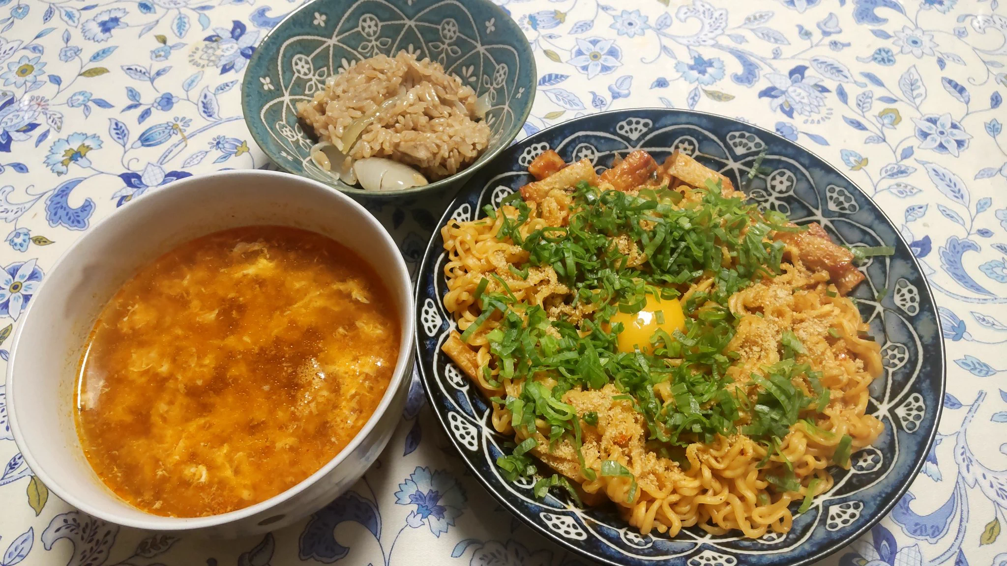 色々無かったのでアレンジしつつ
チキンラーメンが無かったので辛ラーメンで
コチュジャンが無かったので豆板醤と甜麺醤で
辛ラーメンなのに中華だ笑
これがまたバカウマ！
卵白はスープに投入してひと煮立ち
辛ラーメンだからそもそも美味い！
お昼の余った炊き込みご飯とともに
お腹いっぱい✨  