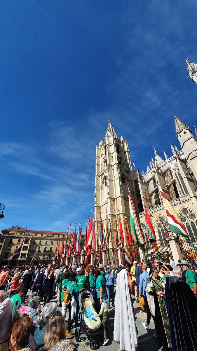 Pero... ¡Qué bonito está hoy #LeónEsp con sus pueblos representados en un domingo que tampoco se ha querido perder el sol!