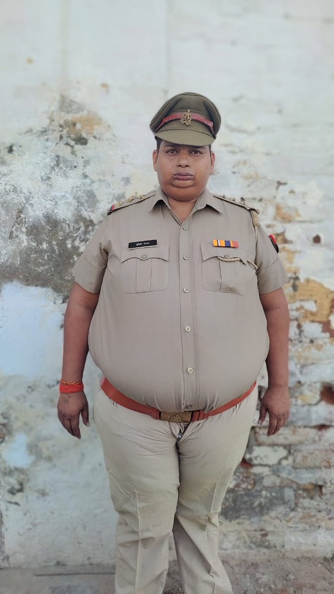 TusharSrilive's tweet photo. ये गाजियाबाद के मुकेश यादव है जो फर्जी इंस्पेक्टर बन कर घूमते थे आज फिरोजाबाद की असली पुलिस ने धर दबोचा https://t.co/RX9aZTNZOa