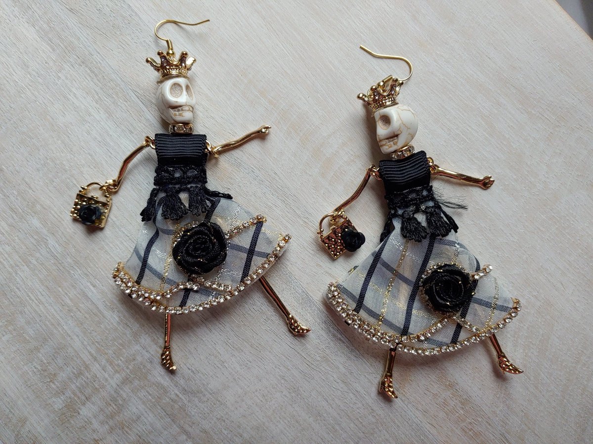 theshellpatch's tweet photo. Excited to share the latest addition to my #etsy shop: Spooky doll wearing a crown and stone-studded dress earrings, skeleton dangle earrings, Halloween jewelry, skeleton jewelry https://t.co/YFkqyLjCnn #halloween #spookydollearrings #skeletonjewelry #glamskeleton https://t.co/GCMcNpUL7k