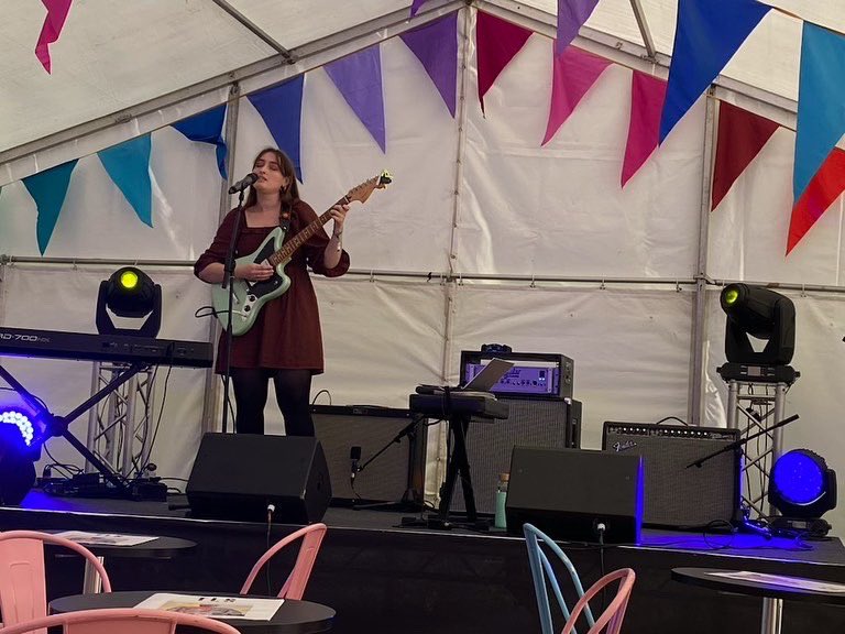 always difficult getting the right ~vibe~ going first, but these photos don’t show the amazing crowd & I felt a lot of love (+ loads of people came to the stage for my set, so thank you)🤎💚 big thanks to @HTLGIFestival for asking me to play #londonfestival #ukfestival