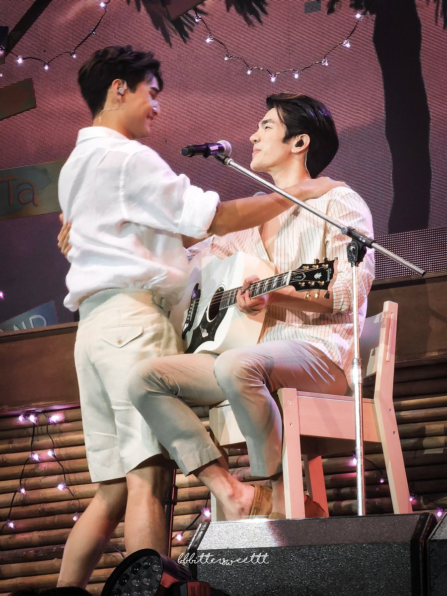 papmtpp's tweet photo. เพิ่งมานึกได้ว่าเมนศลป ไทยคนแรกคือ พี่นัท หรือเฮียนัท ซิงกูล่าร์ พอมาคนที่สองคือพี่มาย ละสองคนนี้คือ กีต้าร์จ๋าๆ เหมือนกันอีก 😭😭😭 เพิ่งนึกได้ เพิ่งนึกไก้ 💚😭😭😭😭 @nutsingular @milephakphum
#nutsingular #MilePhakphum https://t.co/dUopY07w9k