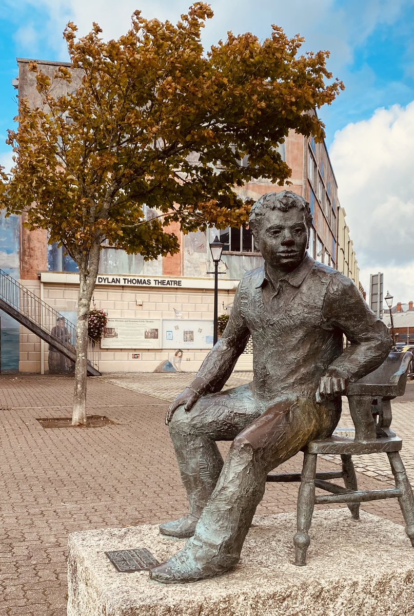 Juggling_Words's tweet photo. Also took a waterfront stroll from the writer’s museum to the theatre of @DylanThomas_100 youth.🎭
Some beautiful street art & statues in honour of his creative legacy as an international poet, playwright, orator, writer.🖊
#DylanThomas #Literature📚
#CaptainCat #UnderMilkWood https://t.co/OG1GhyxVaw