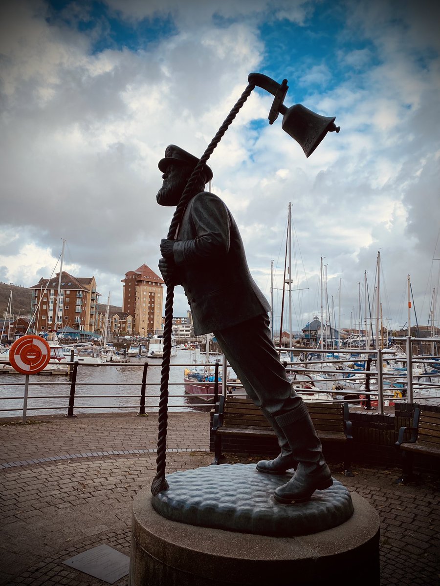 Juggling_Words's tweet photo. Also took a waterfront stroll from the writer’s museum to the theatre of @DylanThomas_100 youth.🎭
Some beautiful street art & statues in honour of his creative legacy as an international poet, playwright, orator, writer.🖊
#DylanThomas #Literature📚
#CaptainCat #UnderMilkWood https://t.co/OG1GhyxVaw