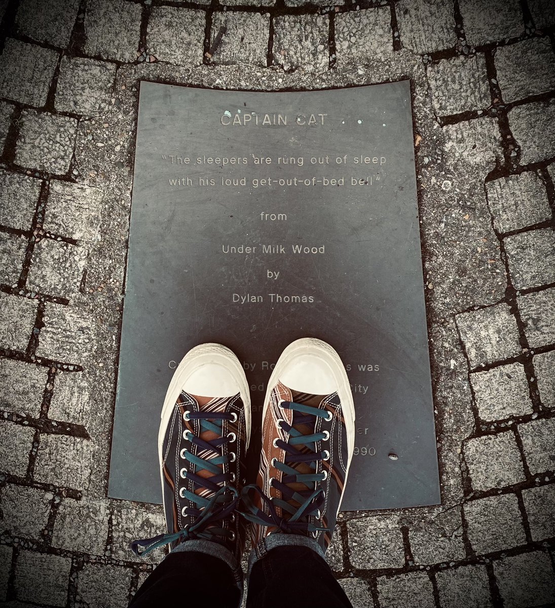 Juggling_Words's tweet photo. Also took a waterfront stroll from the writer’s museum to the theatre of @DylanThomas_100 youth.🎭
Some beautiful street art & statues in honour of his creative legacy as an international poet, playwright, orator, writer.🖊
#DylanThomas #Literature📚
#CaptainCat #UnderMilkWood https://t.co/OG1GhyxVaw