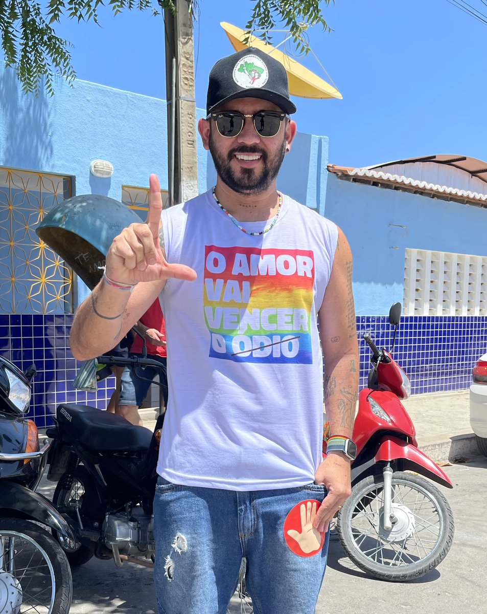 brauliobessa's tweet photo. Viajei quase 300km até a escola que aprendi a ler e votei na educação, na cultura, na arte, na poesia, no respeito às minorias e em tantas outras pautas que acredito. Votei pelo menino que continuo sendo. ⭐️ https://t.co/nMZuHhFXo6